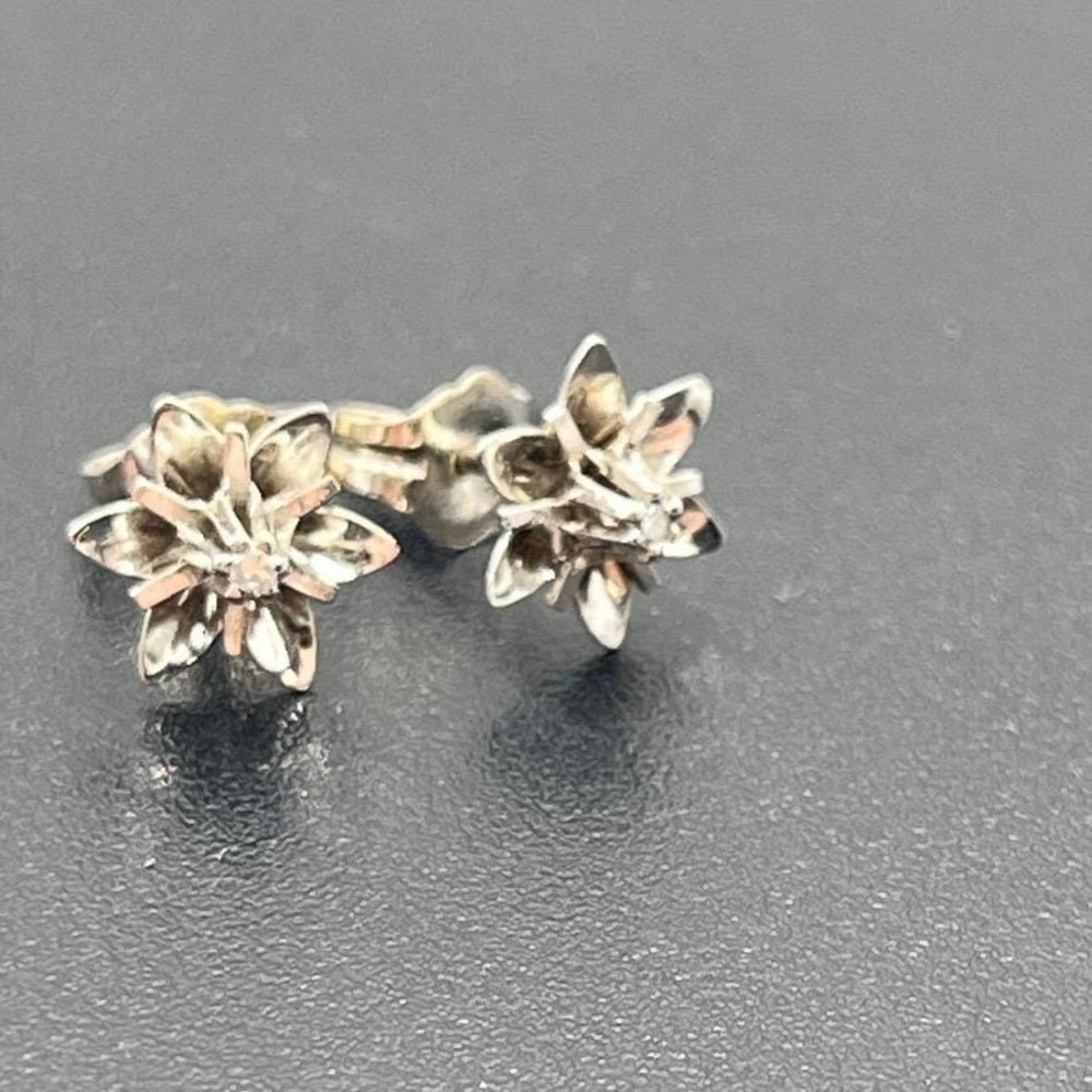 14k White Gold White Sapphire Flower Stud Buttercup Starburst Pierced Earrings‎